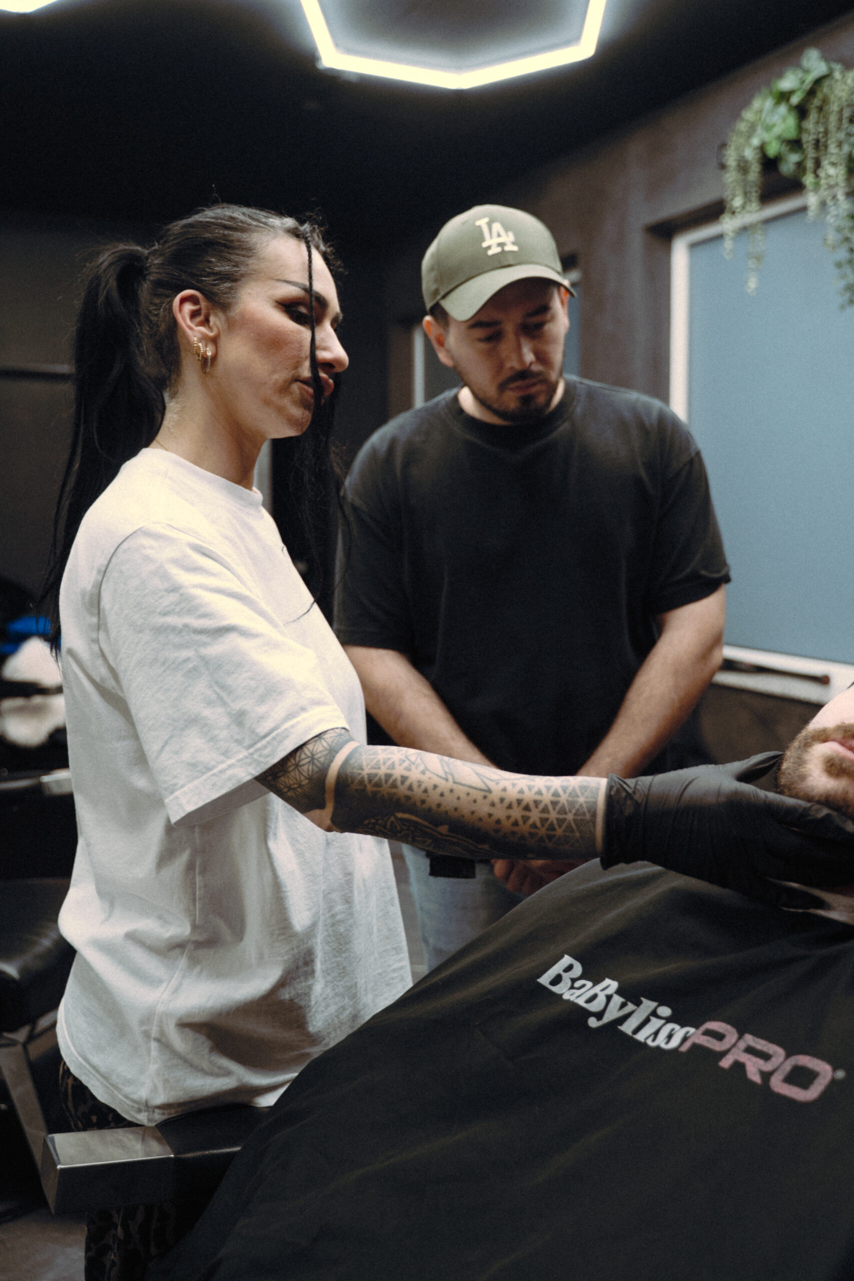 Lilly konzentriert bei der Arbeit am Kunden