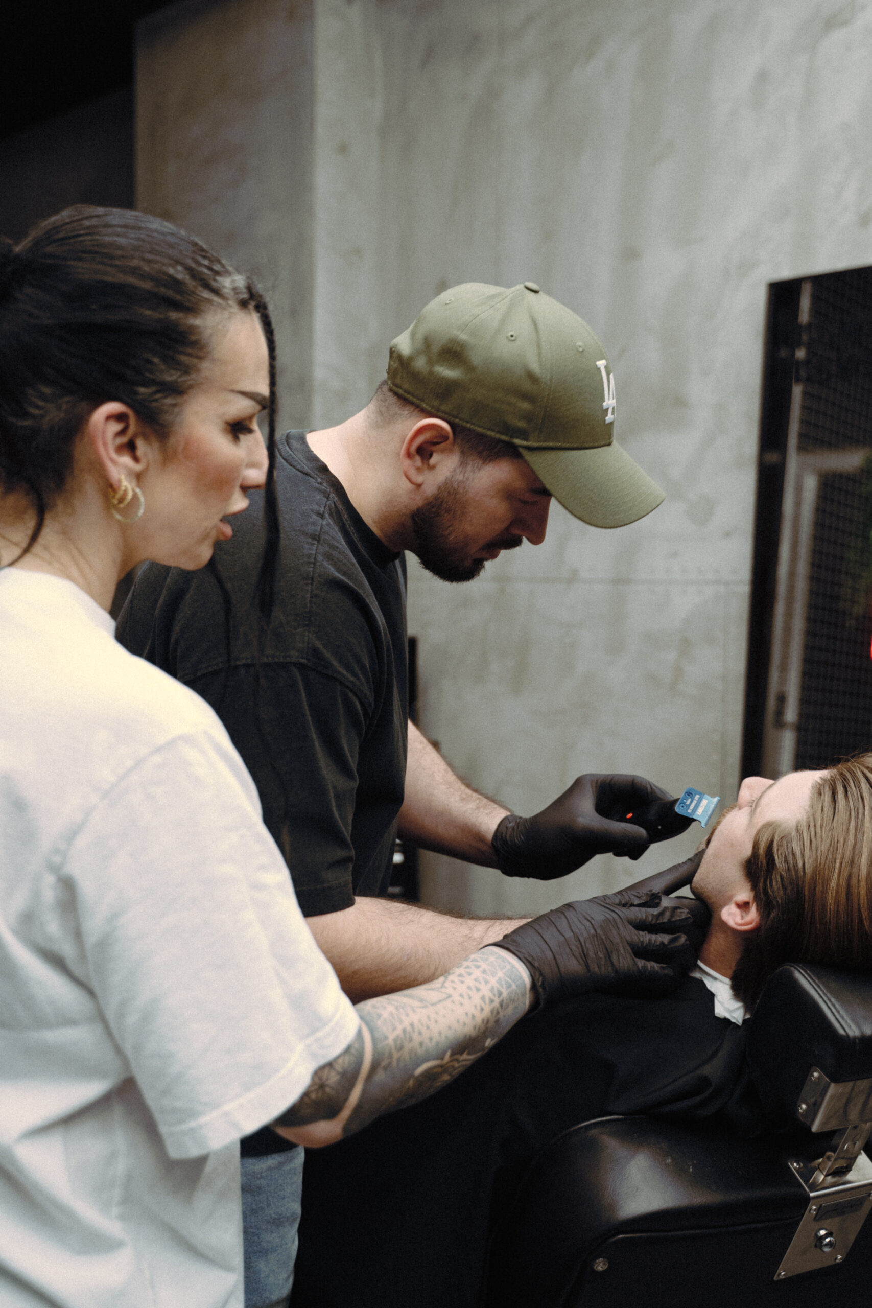 Lilly zeigt einem Barber das Handwerk im Studio BLCK